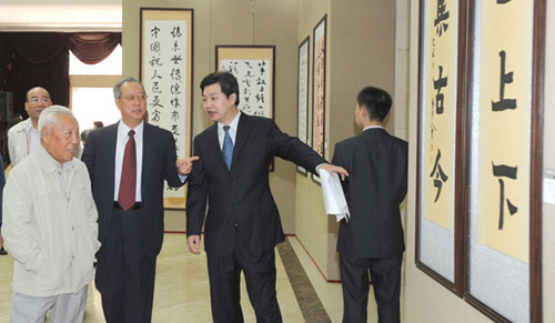 本院院长张道诚（左二）、秘书长汪碧刚（右二）陪同第九届全国政协副主席杨汝岱（左一）参观展览。