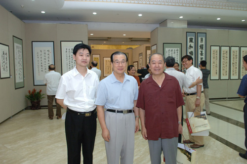 社会各界人士参观展览。 图为汪碧刚秘书长（左）陪同中共中央委员温宗仁上将（中）、著名演员王铁成（右）参观。